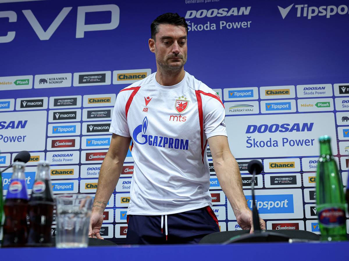 Albert Riera bei einer Pressekonferenz