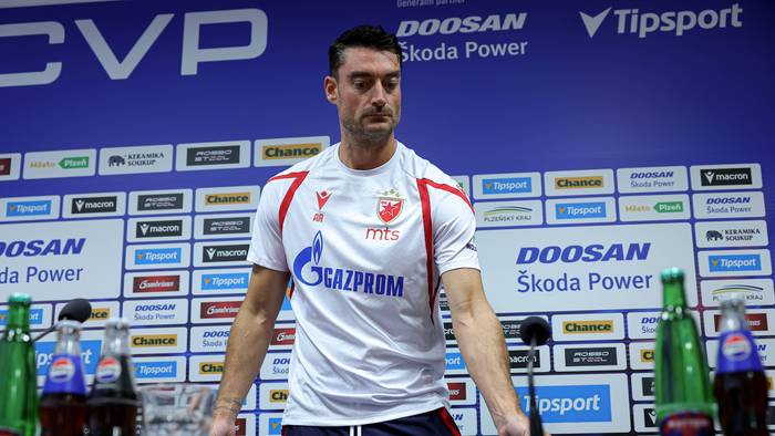 Albert Riera bei einer Pressekonferenz
