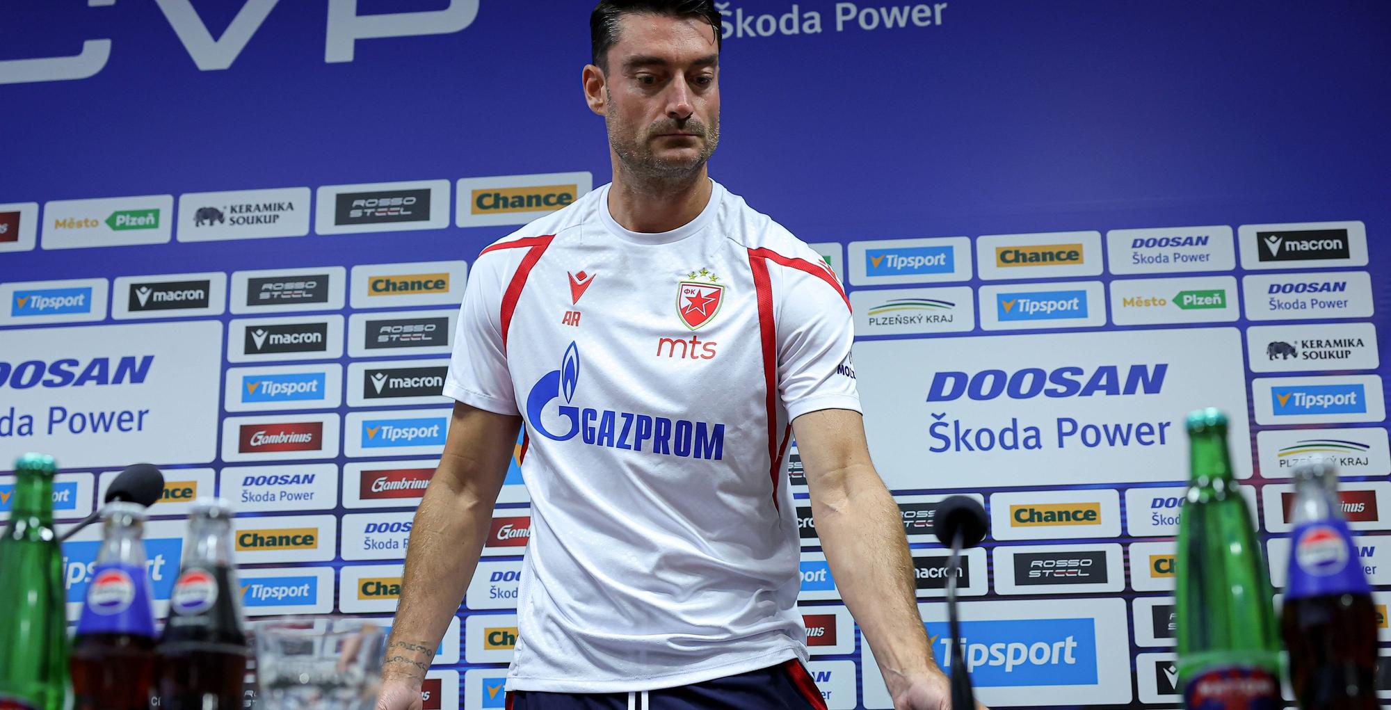 Albert Riera bei einer Pressekonferenz