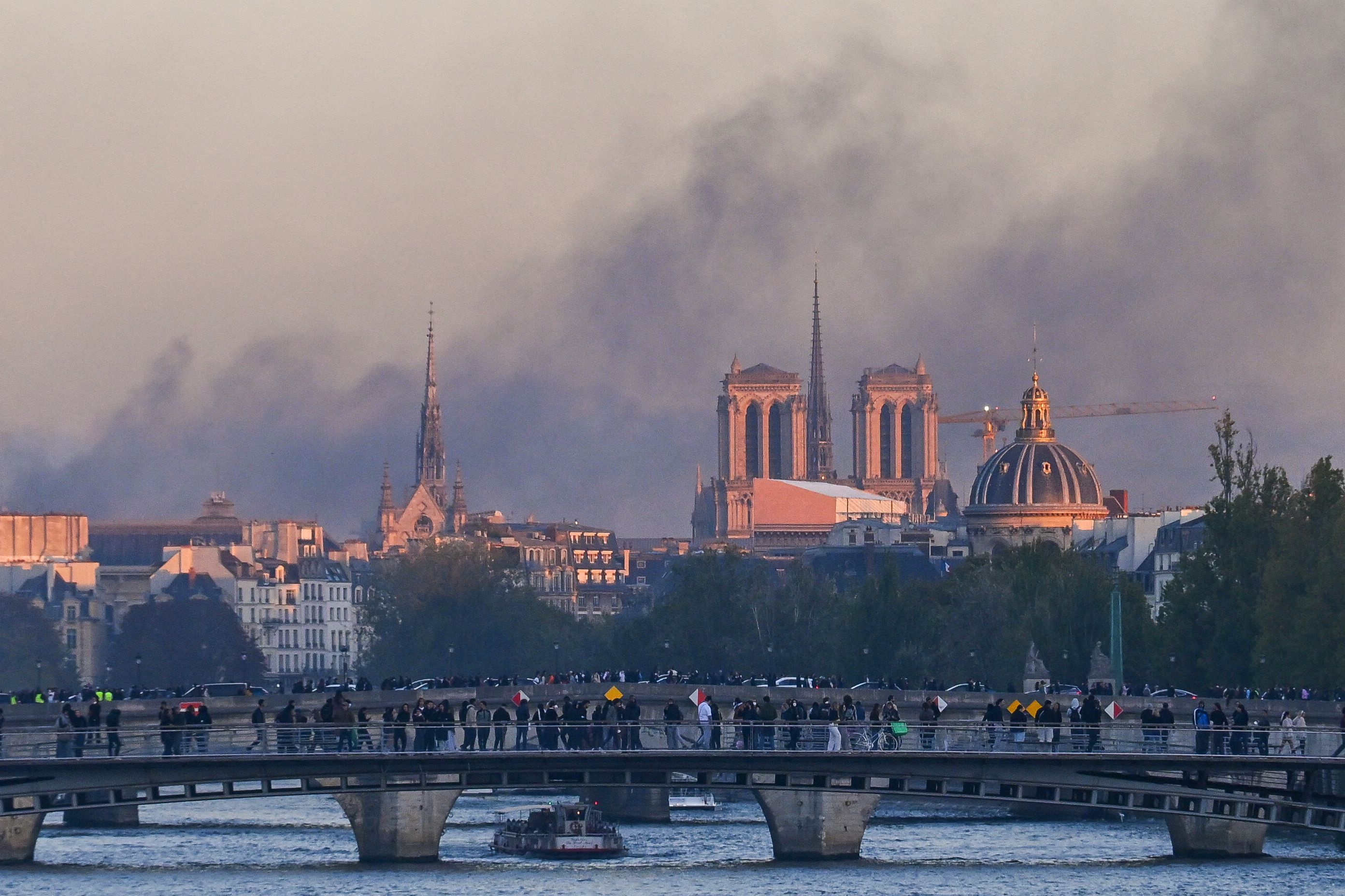 Über Paris steigt Rauch in den Himmel, im Hintergrund ist die Kathedrale Notre-Dame zu sehen.