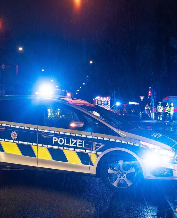 Nach der Explosion im Eingangsbereich eines Ladenlokals ist die Polizei auf der Suche nach Zeugen. (Symbolbild)