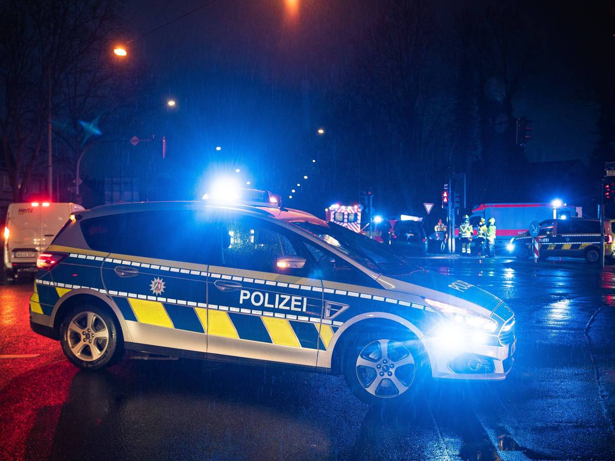 Nach der Explosion im Eingangsbereich eines Ladenlokals ist die Polizei auf der Suche nach Zeugen. (Symbolbild)