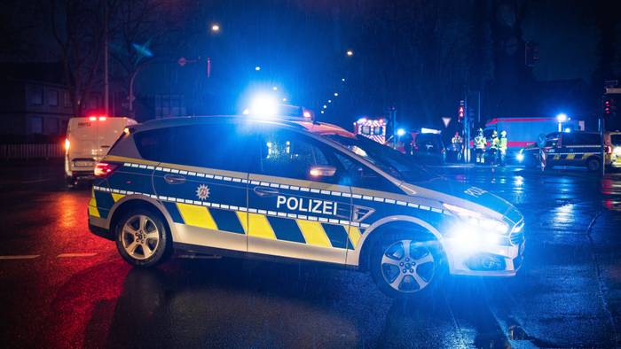 Nach der Explosion im Eingangsbereich eines Ladenlokals ist die Polizei auf der Suche nach Zeugen. (Symbolbild)