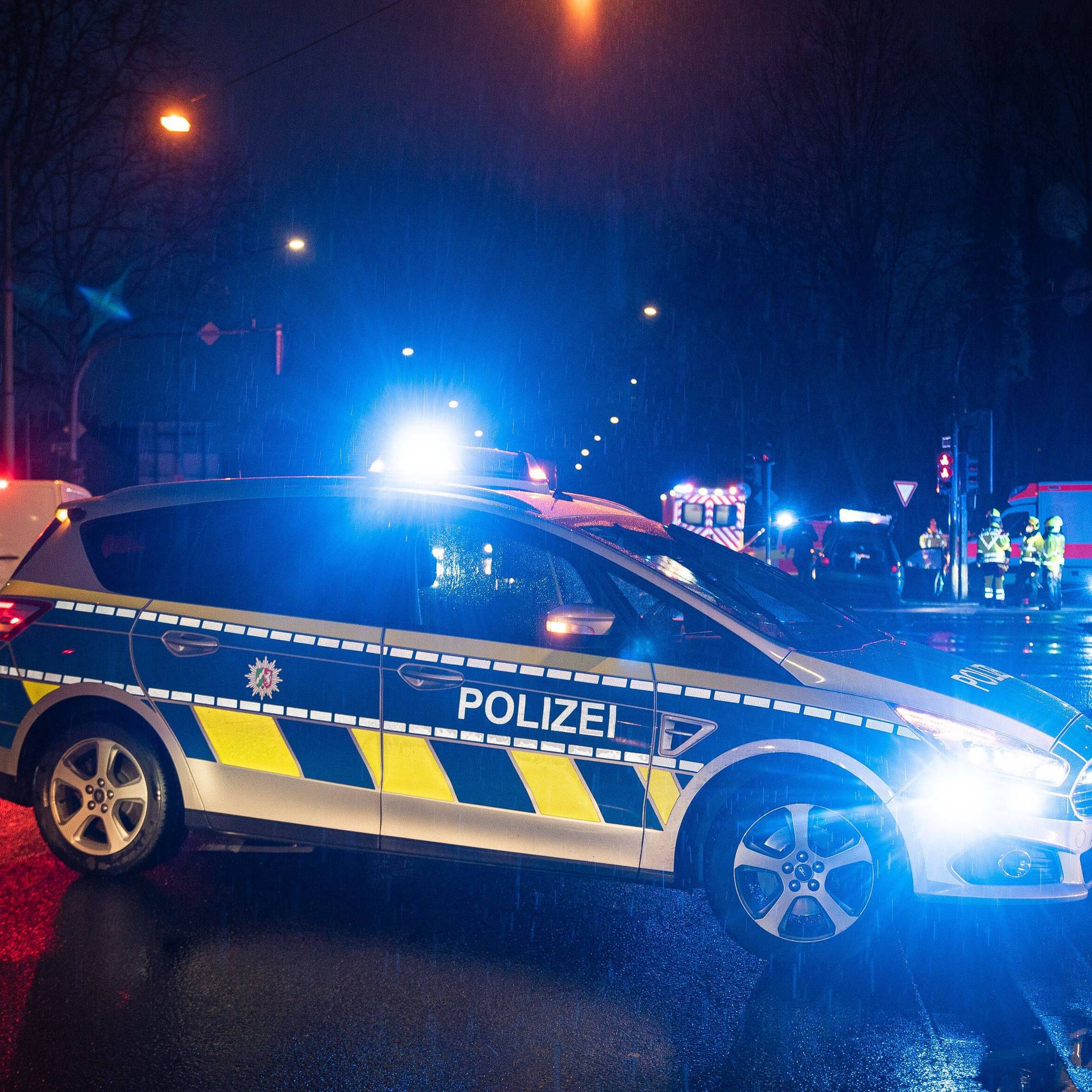 Nach der Explosion im Eingangsbereich eines Ladenlokals ist die Polizei auf der Suche nach Zeugen. (Symbolbild)