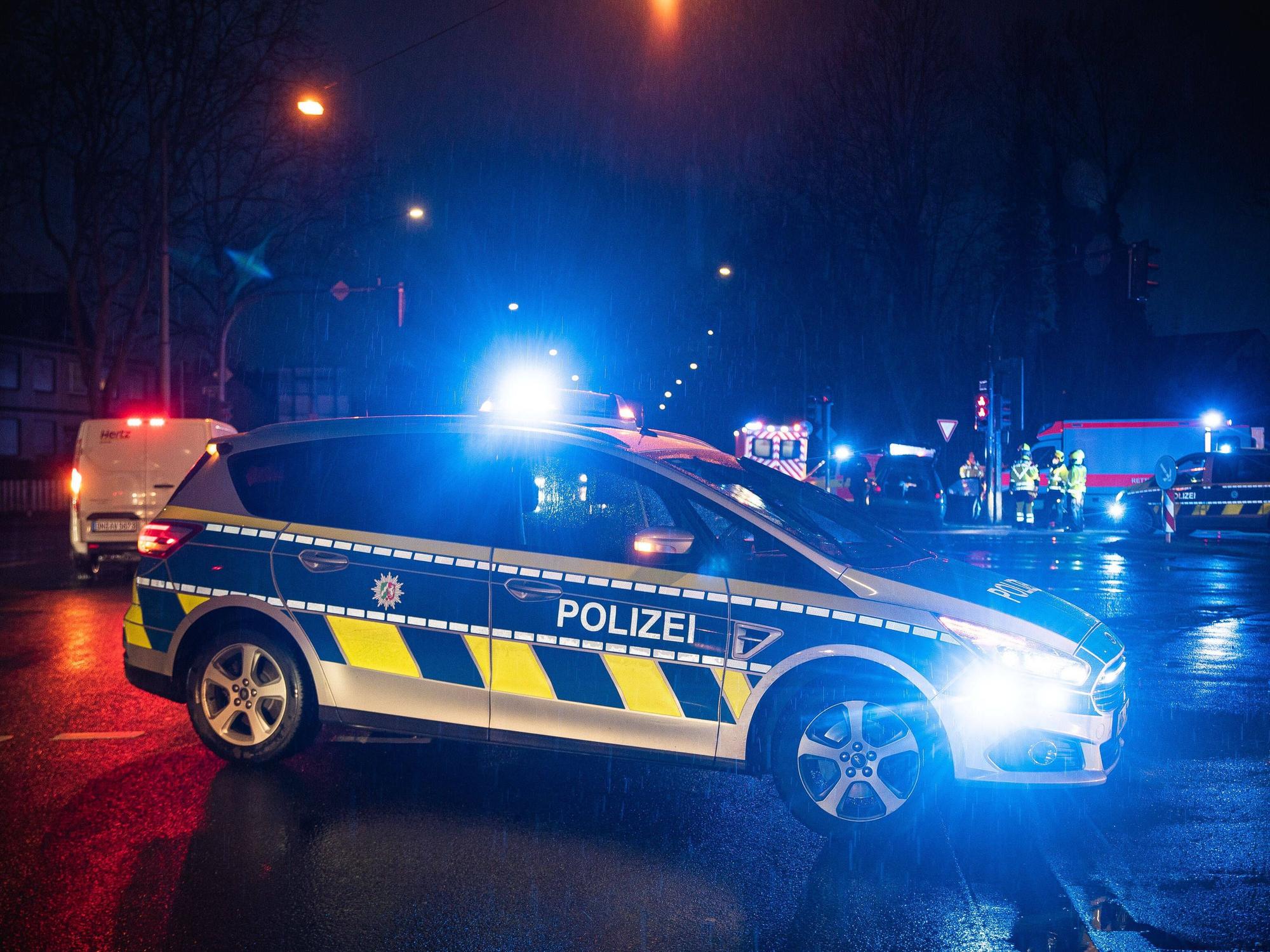 Nach der Explosion im Eingangsbereich eines Ladenlokals ist die Polizei auf der Suche nach Zeugen. (Symbolbild)
