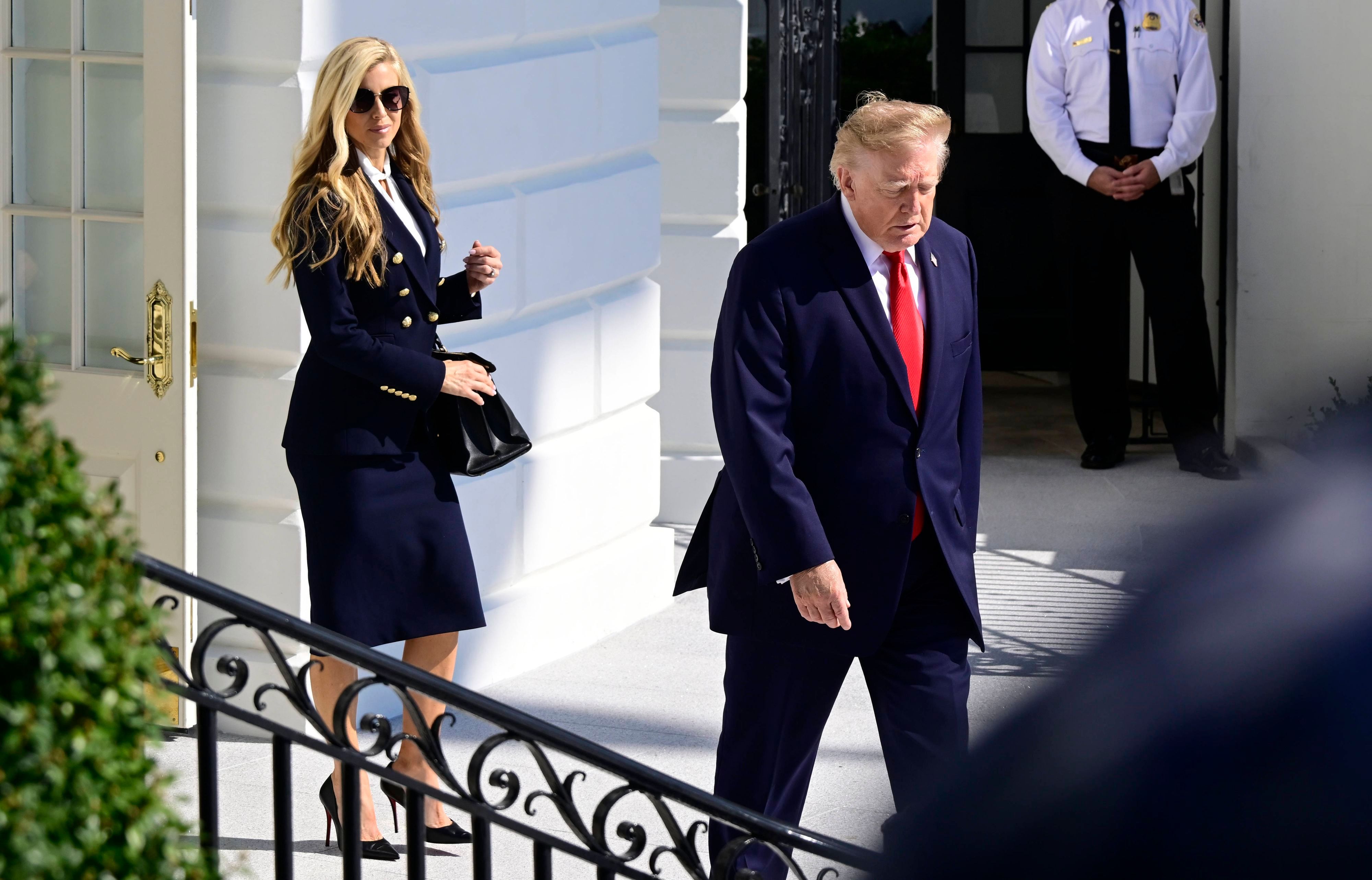 Donald Trump und seine damalige Sprecherin Katie Zacharia am 13. Oktober vor dem Weißen Haus.