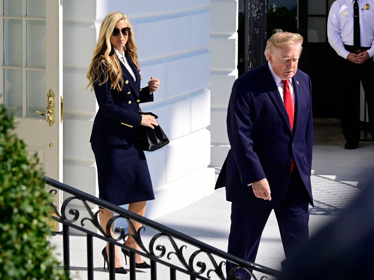 Donald Trump und seine damalige Sprecherin Katie Zacharia am 13. Oktober vor dem Weißen Haus.