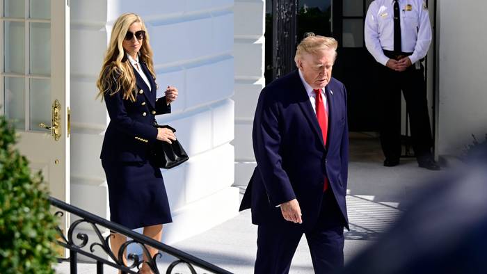 Donald Trump und seine damalige Sprecherin Katie Zacharia am 13. Oktober vor dem Weißen Haus.