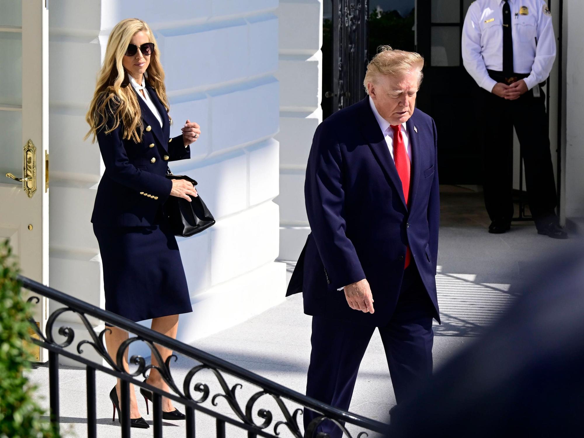 Donald Trump und seine damalige Sprecherin Katie Zacharia am 13. Oktober vor dem Weißen Haus.