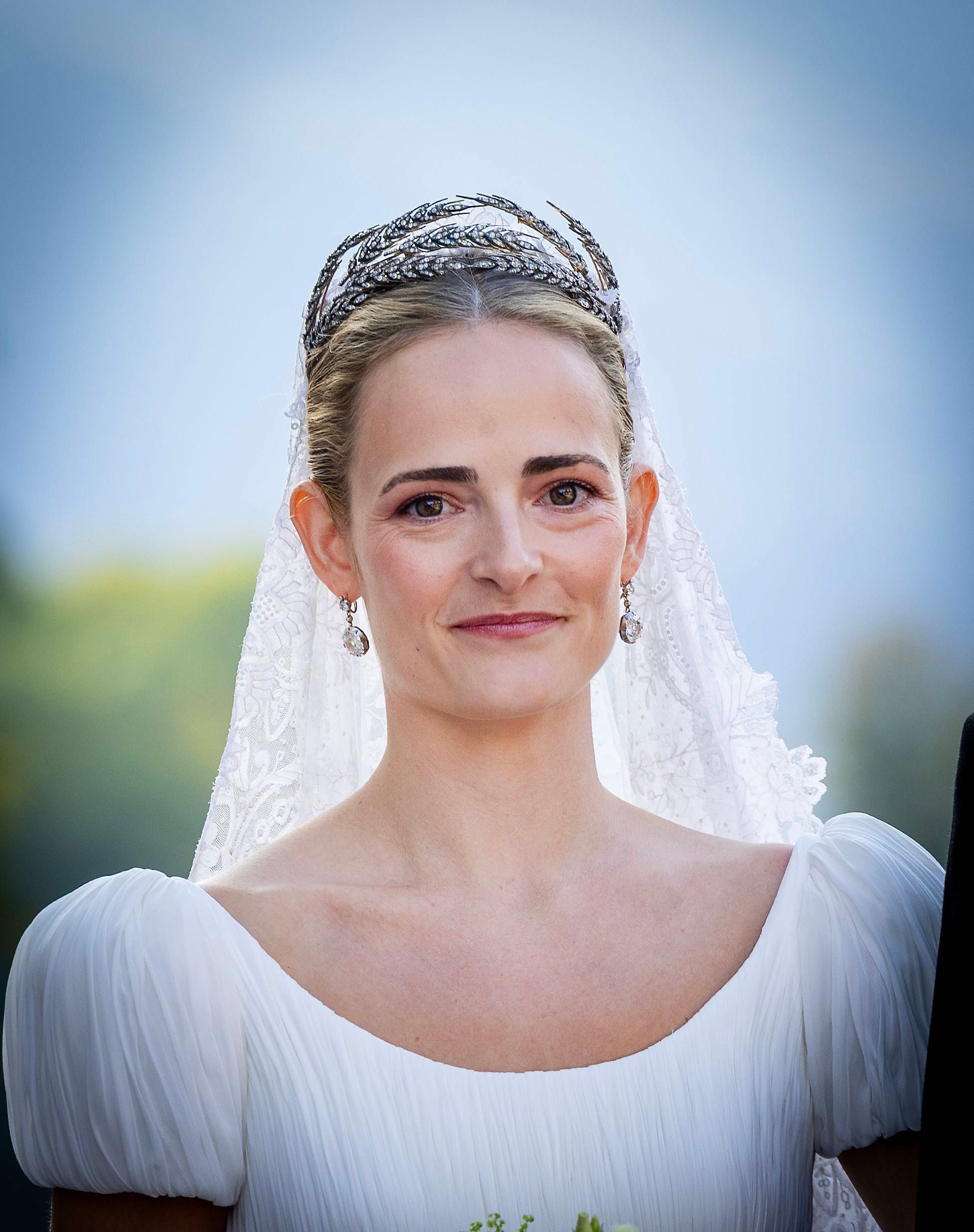 Die Braut, Pauline Herzogin von Württemberg, mit historischem Diamant-Diadem und Brautschleier auf dem Weg zur Schlosskirche.