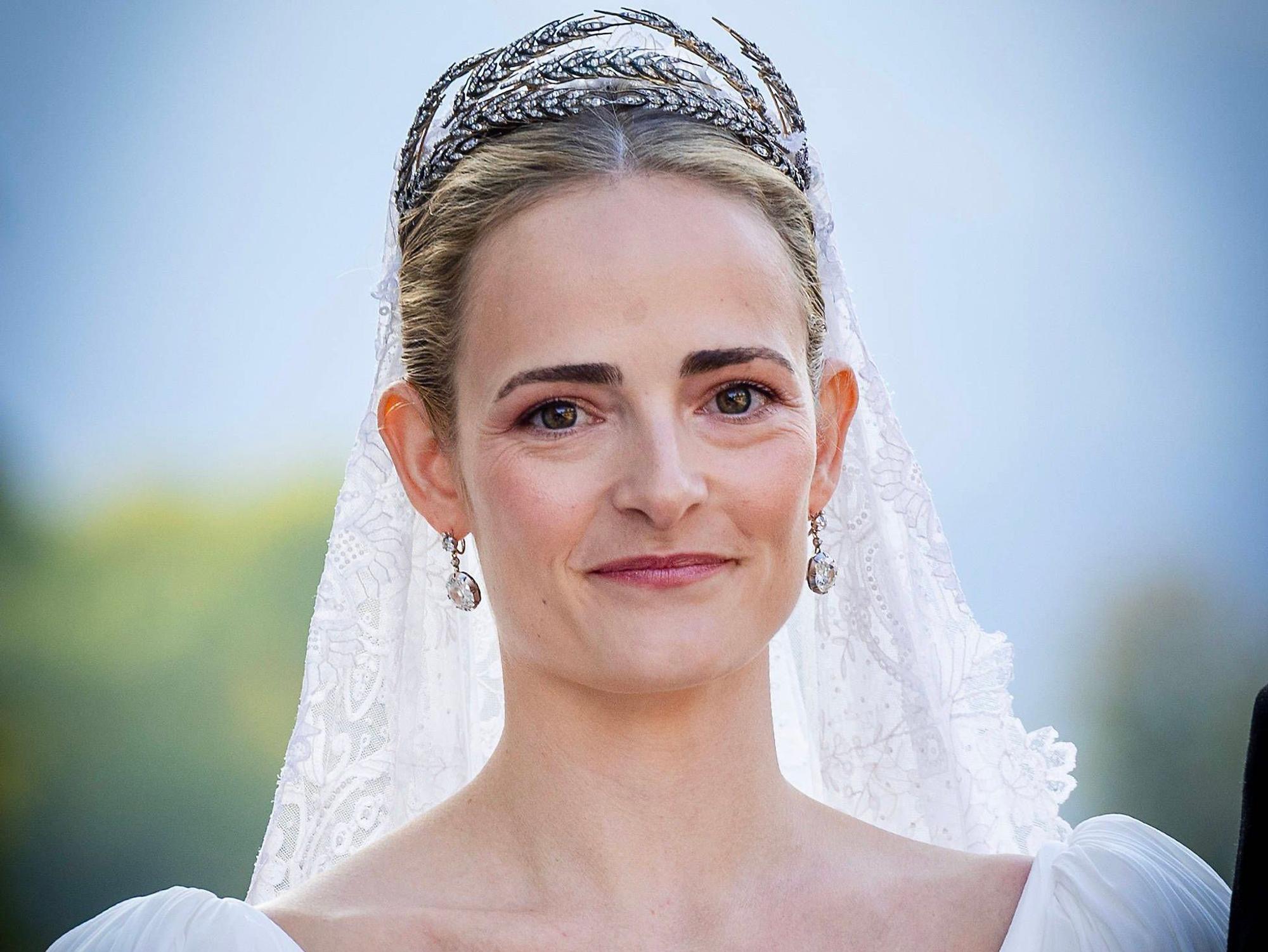 Die Braut, Pauline Herzogin von Württemberg, mit historischem Diamant-Diadem und Brautschleier auf dem Weg zur Schlosskirche.