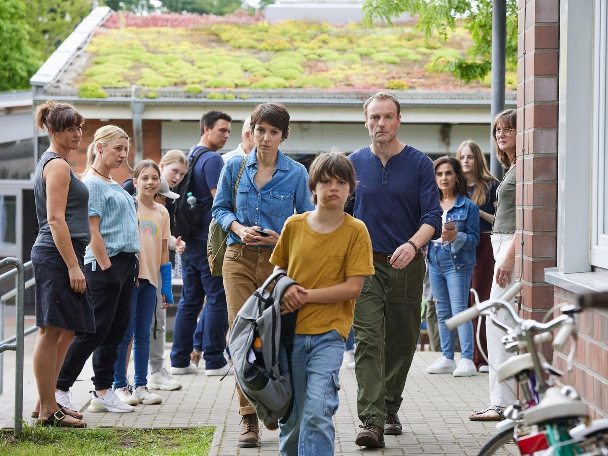 Der zwölfjährige Aaron (Sammy Schrein, vorn) hat in der Schule mal wieder Mist gebaut. Seine Eltern Sophie (Julia Koschitz) und Thies (Mark Waschke) holen ihn ab. (Bild: ZDF/Andrea Kueppers)