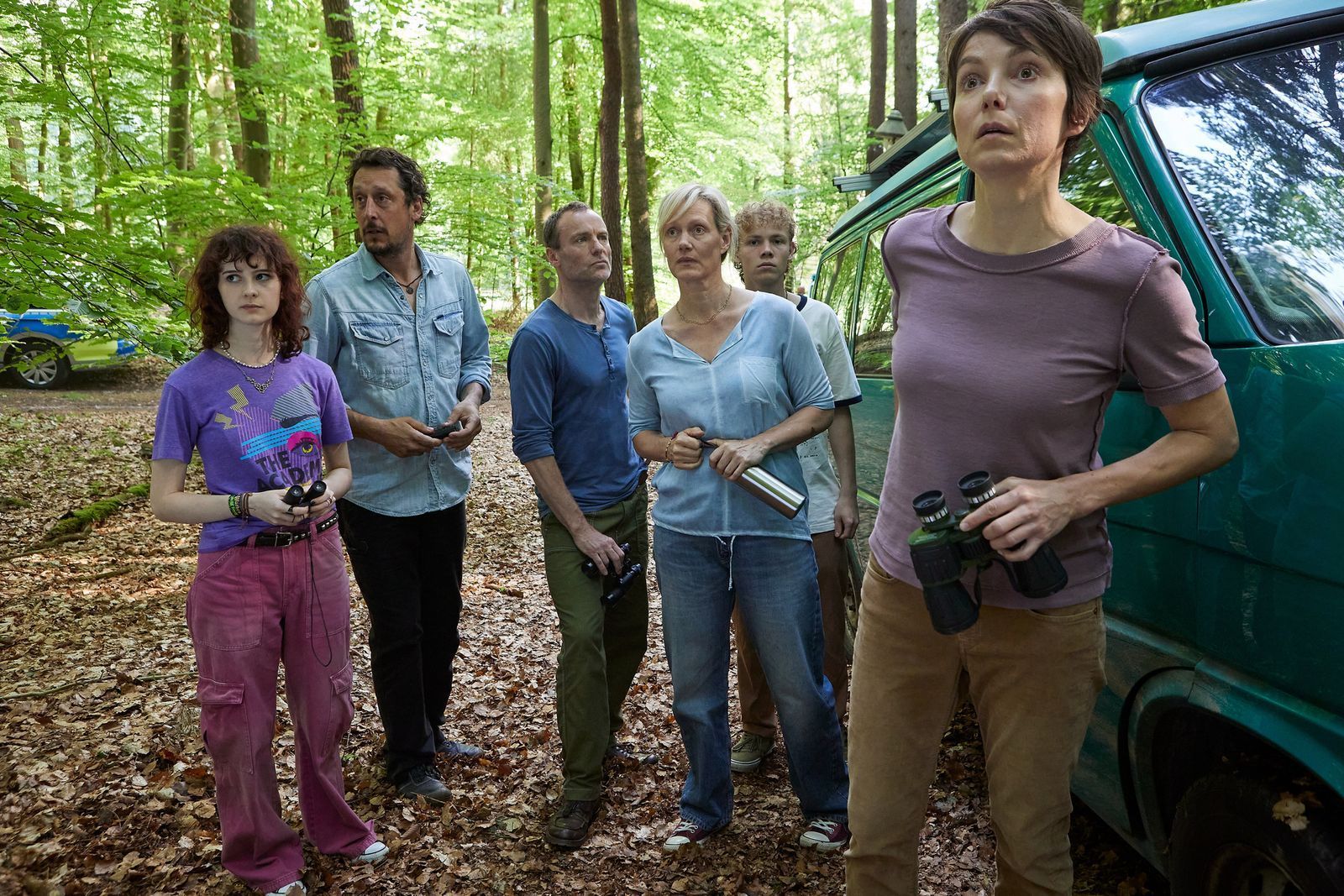 Die Hofgemeinschaft sucht Aaron, von links: Jella (Cäcilia Kircher), ihr Vater Bodo (Hans Löw), Thies (Mark Waschke), Inga (Anna Schudt), deren Sohn Lasse Herzog (Jona Lewin Nicolai) und Sophie (Julia Koschitz), die Mutter des Verschwundenen. (Bild: ZDF/Andrea Kueppers)
