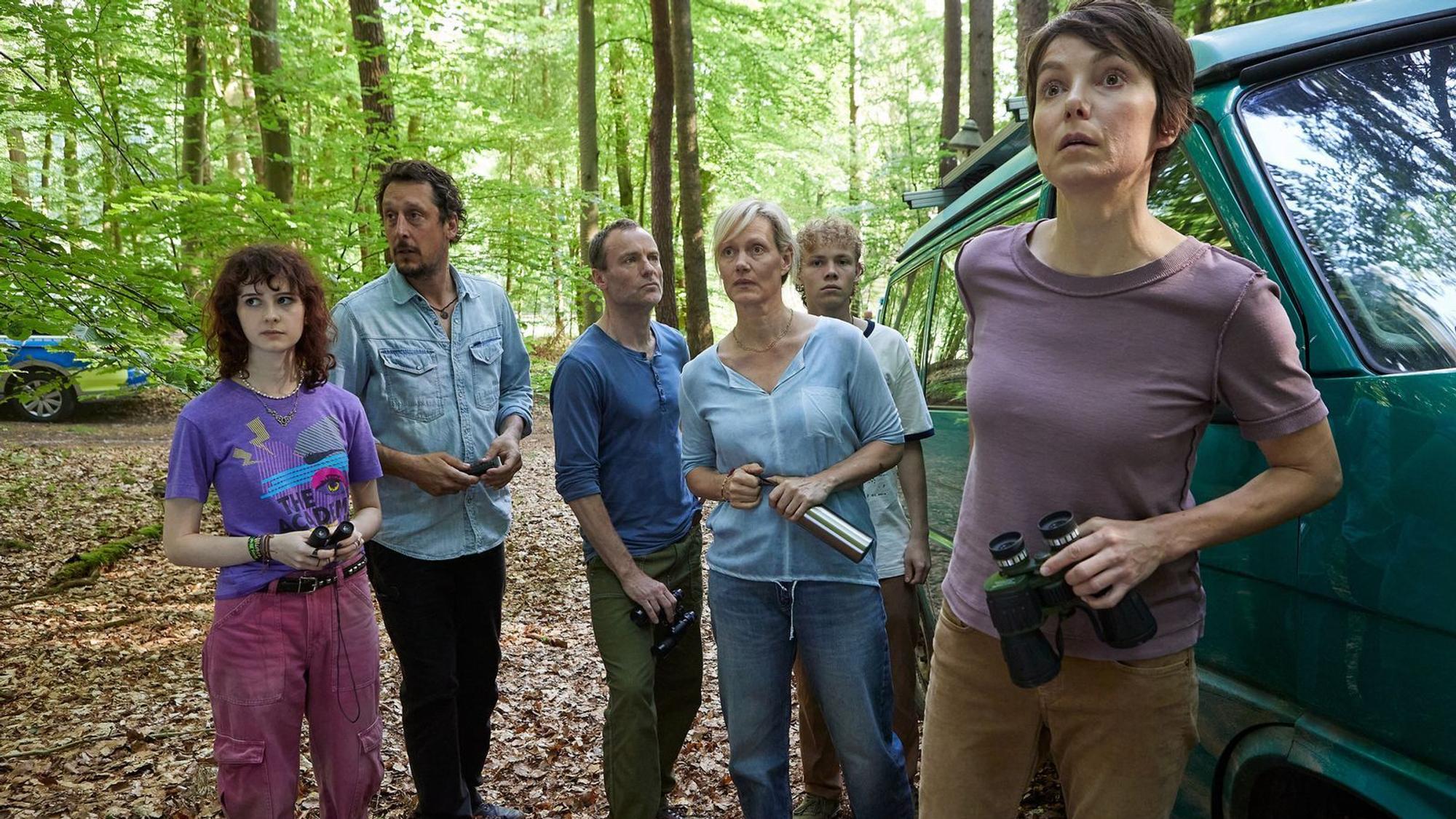 Die Hofgemeinschaft sucht Aaron, von links: Jella (Cäcilia Kircher), ihr Vater Bodo (Hans Löw), Thies (Mark Waschke), Inga (Anna Schudt), deren Sohn Lasse Herzog (Jona Lewin Nicolai) und Sophie (Julia Koschitz), die Mutter des Verschwundenen. (Bild: ZDF/Andrea Kueppers)