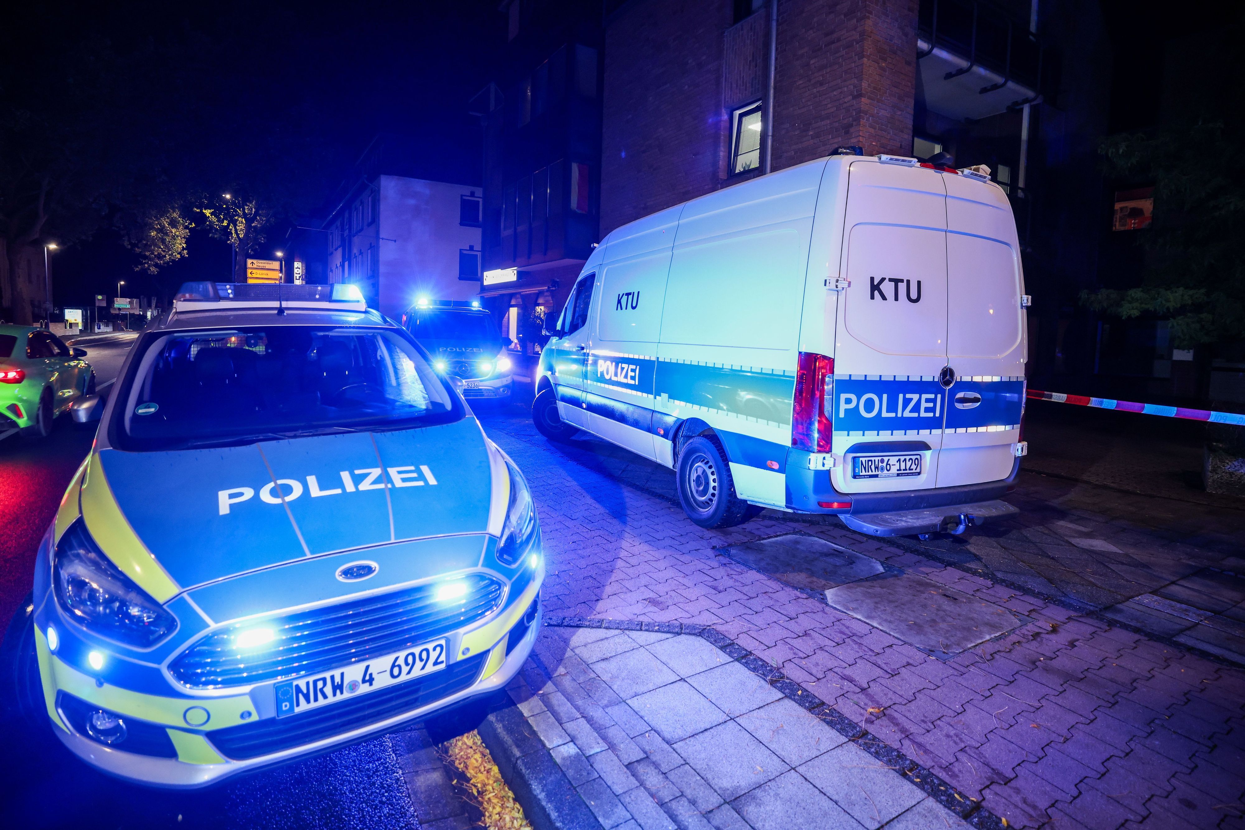 Ein Fahrzeug der KTU, Kriminaltechnische Untersuchung, steht am Tatort neben einem Streifenwagen.