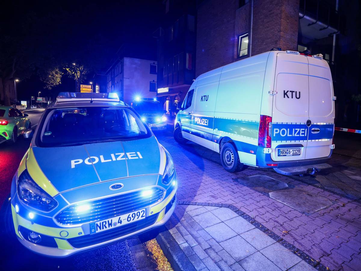 Ein Fahrzeug der KTU, Kriminaltechnische Untersuchung, steht am Tatort neben einem Streifenwagen.