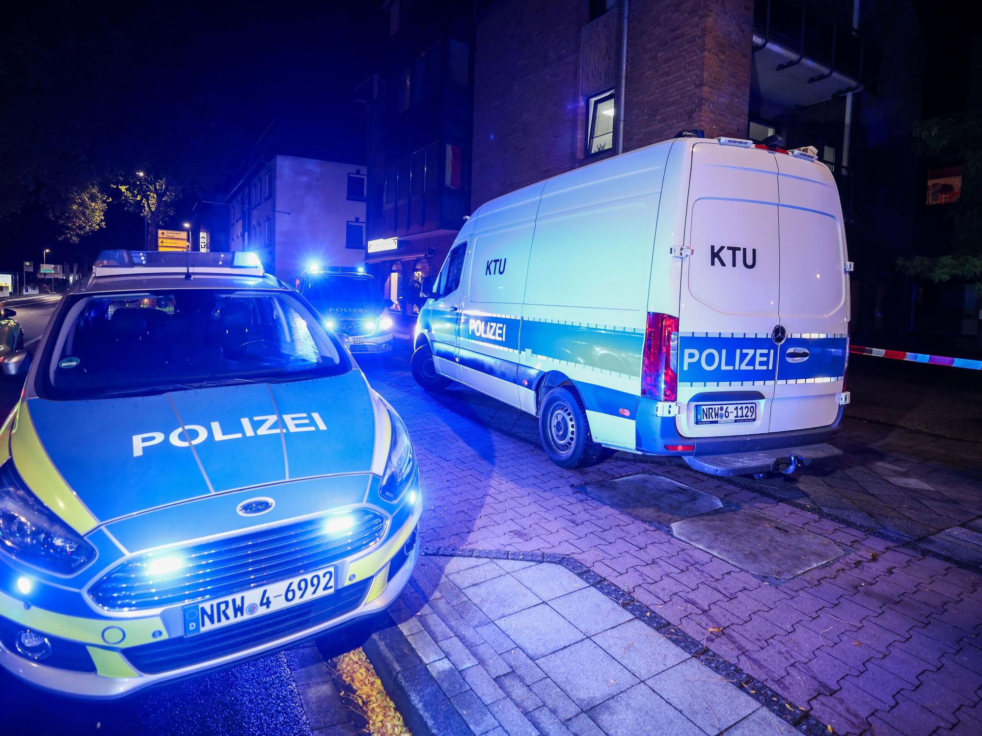 Ein Fahrzeug der KTU, Kriminaltechnische Untersuchung, steht am Tatort neben einem Streifenwagen.