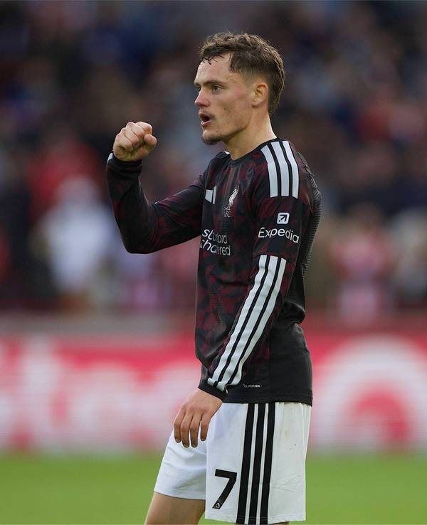 Florian Wirtz ballt die Faust nach dem Sieg gegen Brentford.