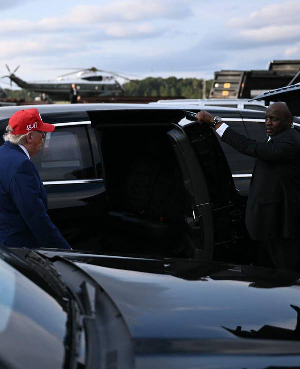 US-Präsident Donald Trump geht am Freitag (16. Oktober) nach einer Wahlkampfveranstaltung im Vorfeld der Zwischenwahlen am Dalton Municipal Airport in Dalton, Georgia, zu seiner Limousine.