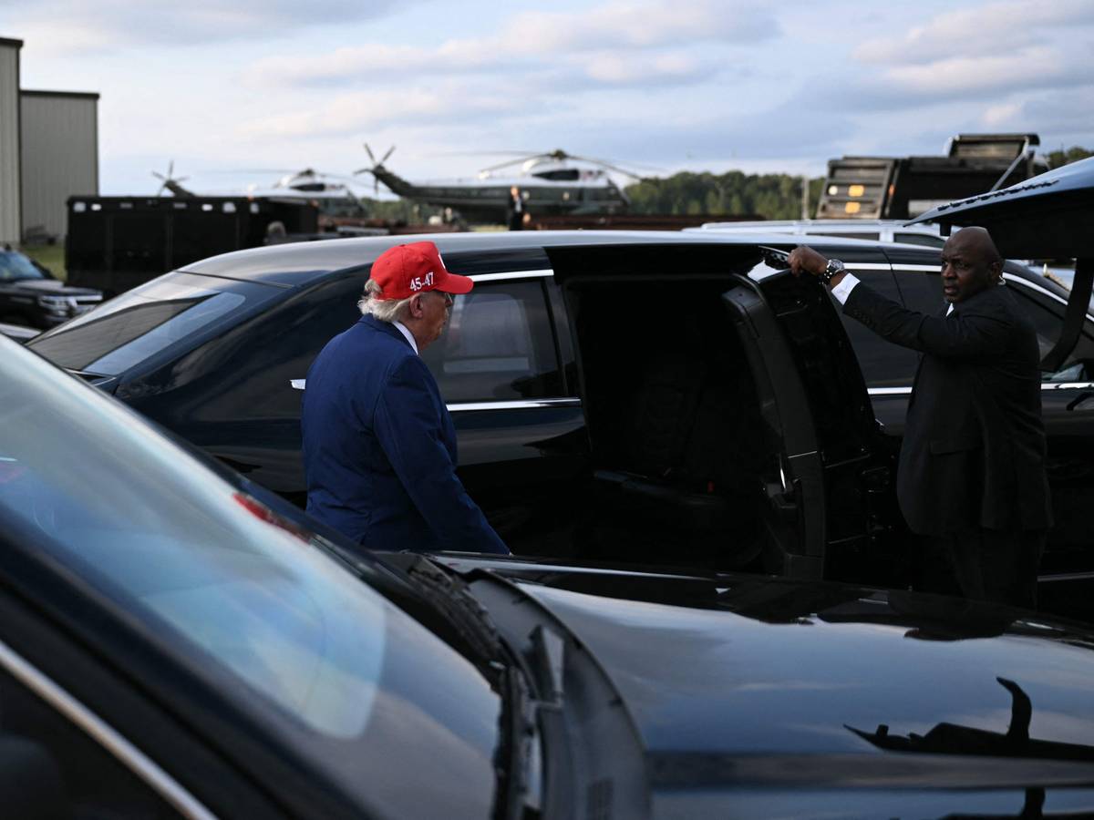 US-Präsident Donald Trump geht am Freitag (16. Oktober) nach einer Wahlkampfveranstaltung im Vorfeld der Zwischenwahlen am Dalton Municipal Airport in Dalton, Georgia, zu seiner Limousine.