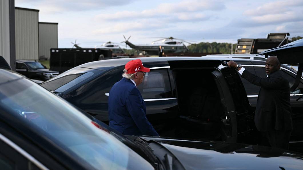 US-Präsident Donald Trump geht am Freitag (16. Oktober) nach einer Wahlkampfveranstaltung im Vorfeld der Zwischenwahlen am Dalton Municipal Airport in Dalton, Georgia, zu seiner Limousine.