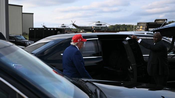 US-Präsident Donald Trump geht am Freitag (16. Oktober) nach einer Wahlkampfveranstaltung im Vorfeld der Zwischenwahlen am Dalton Municipal Airport in Dalton, Georgia, zu seiner Limousine.