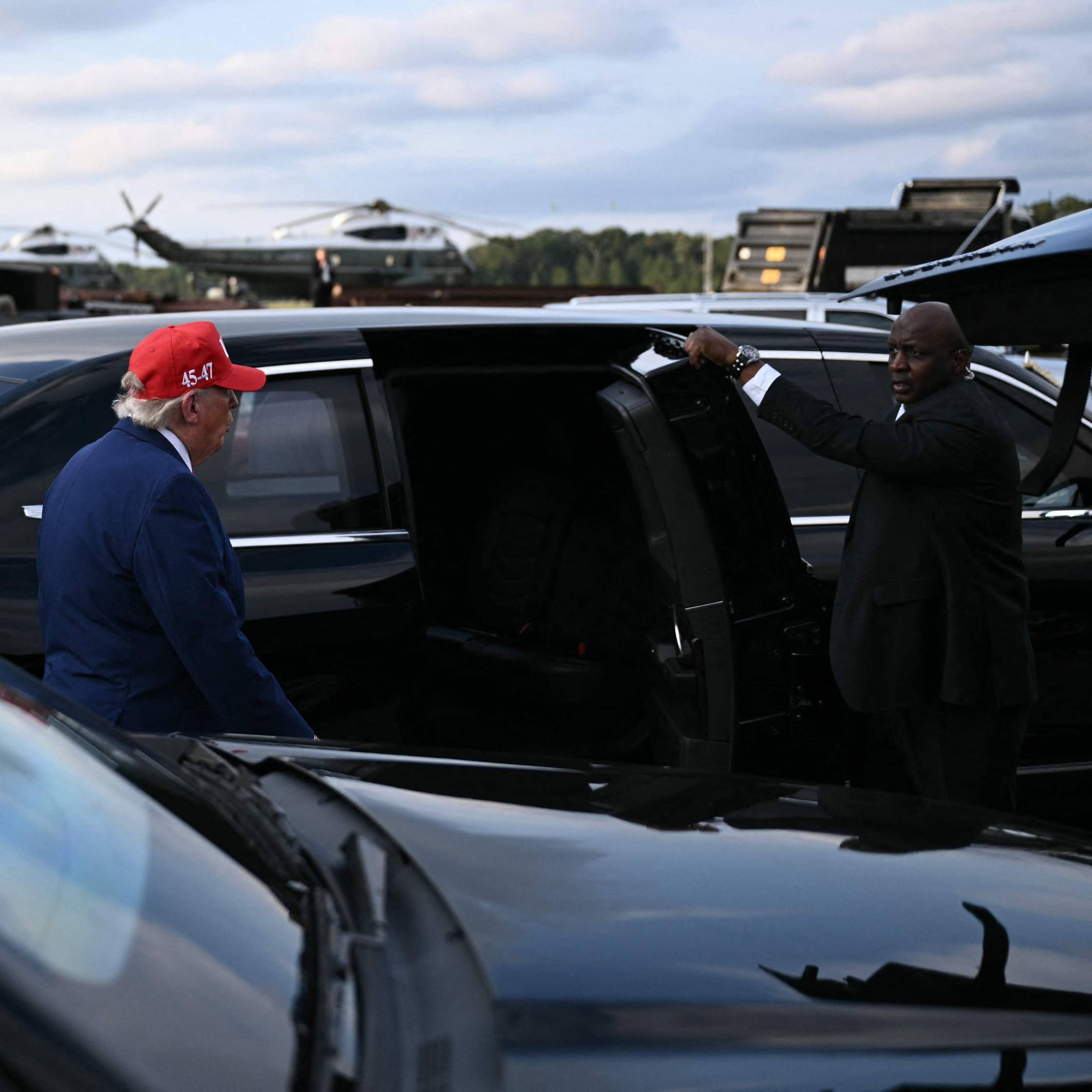 US-Präsident Donald Trump geht am Freitag (16. Oktober) nach einer Wahlkampfveranstaltung im Vorfeld der Zwischenwahlen am Dalton Municipal Airport in Dalton, Georgia, zu seiner Limousine.