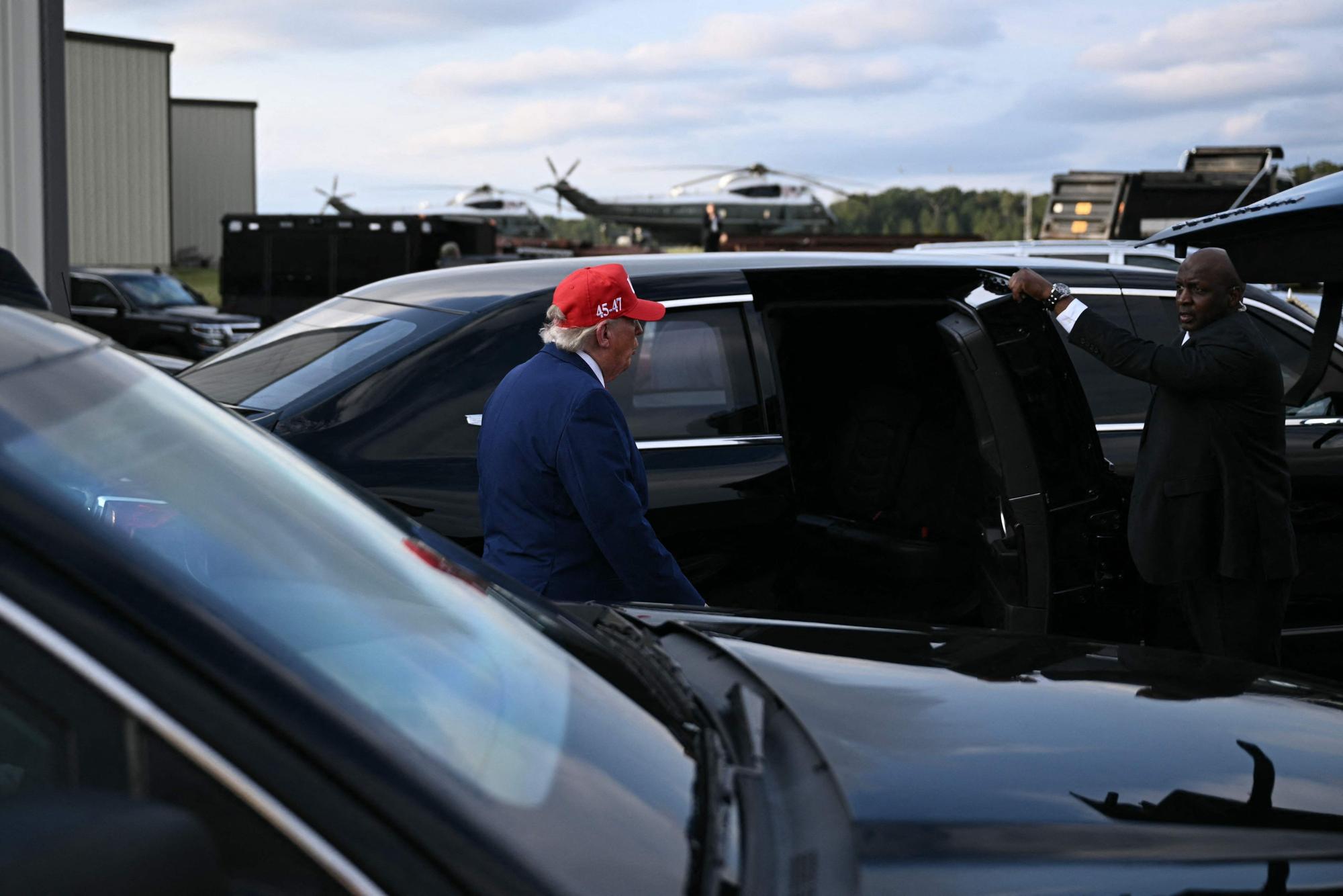 US-Präsident Donald Trump geht am Freitag (16. Oktober) nach einer Wahlkampfveranstaltung im Vorfeld der Zwischenwahlen am Dalton Municipal Airport in Dalton, Georgia, zu seiner Limousine.