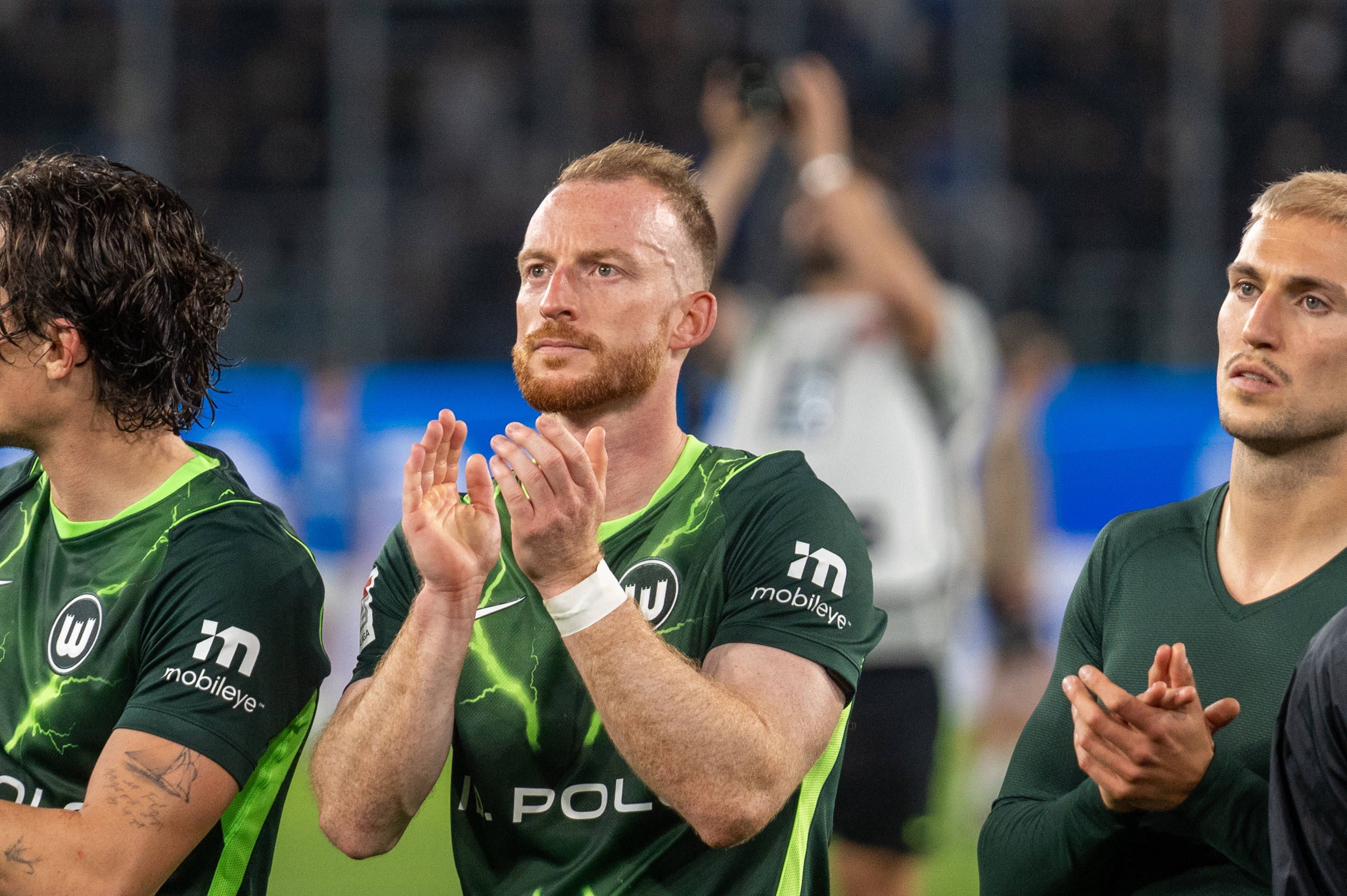 Maxi Arnold applaudiert den Fan.