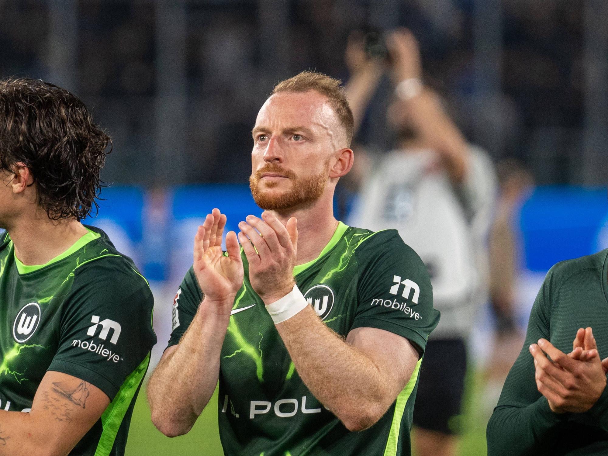 Maxi Arnold applaudiert den Fan.