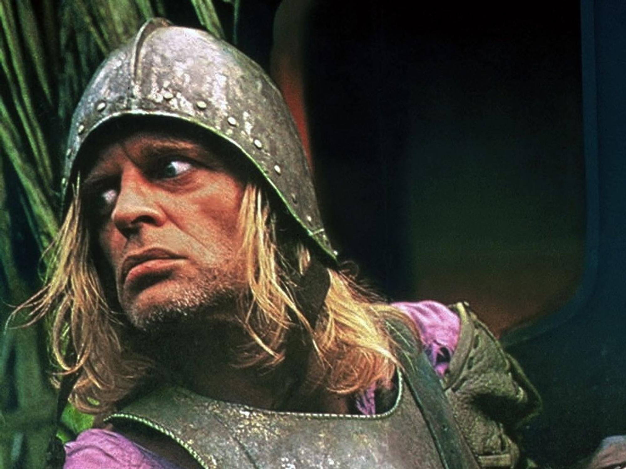 Szene aus „Aguirre, der Zorn Gottes“: Lope de Aguirre (Klaus Kinski) wollte mit seiner von einem Indianerpfeil tödlich getroffenen Tochter Flores (Cecilia Rivera) eine neue Dynastie gründen. (Bild: Studiocanal)