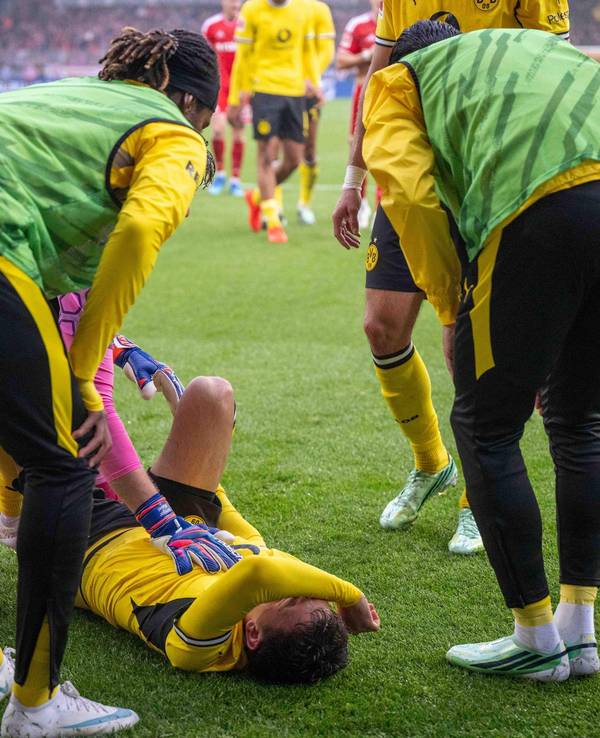 Wälzt sich verletzt am Boden: Konstantinos Karetsas