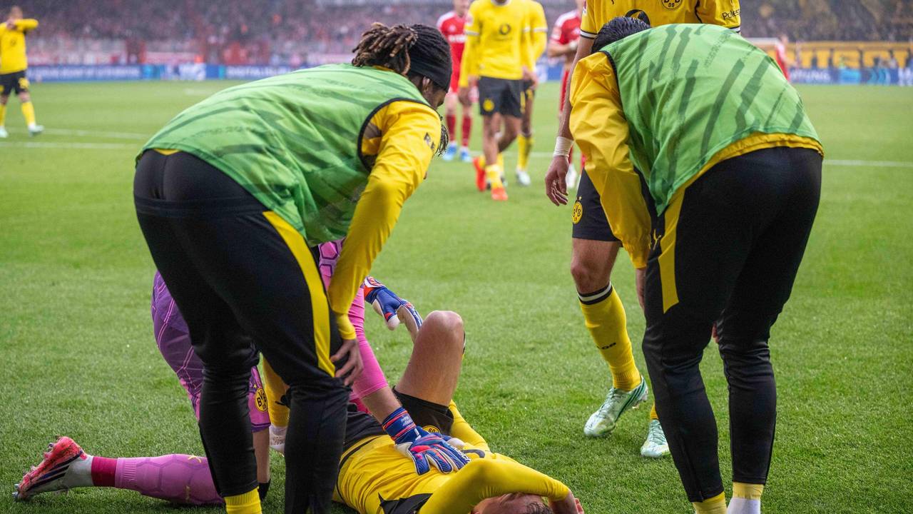 Wälzt sich verletzt am Boden: Konstantinos Karetsas