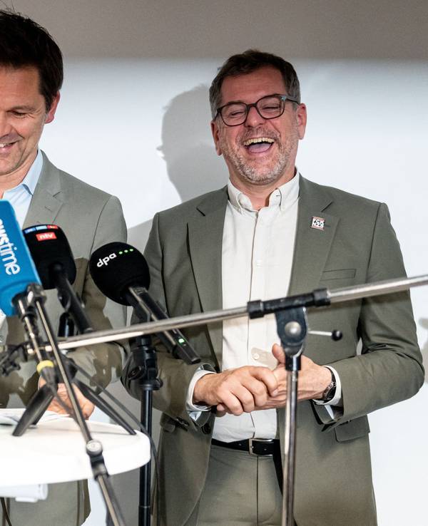 Steffen Krach (SPD, Mitte), Elif Eralp (Linke) und Werner Graf (Grüne) bei der Pressekonferenz zu den Sondierungsgesprächen in Berlin.
