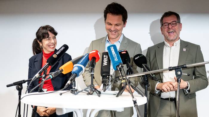 Steffen Krach (SPD, Mitte), Elif Eralp (Linke) und Werner Graf (Grüne) bei der Pressekonferenz zu den Sondierungsgesprächen in Berlin.