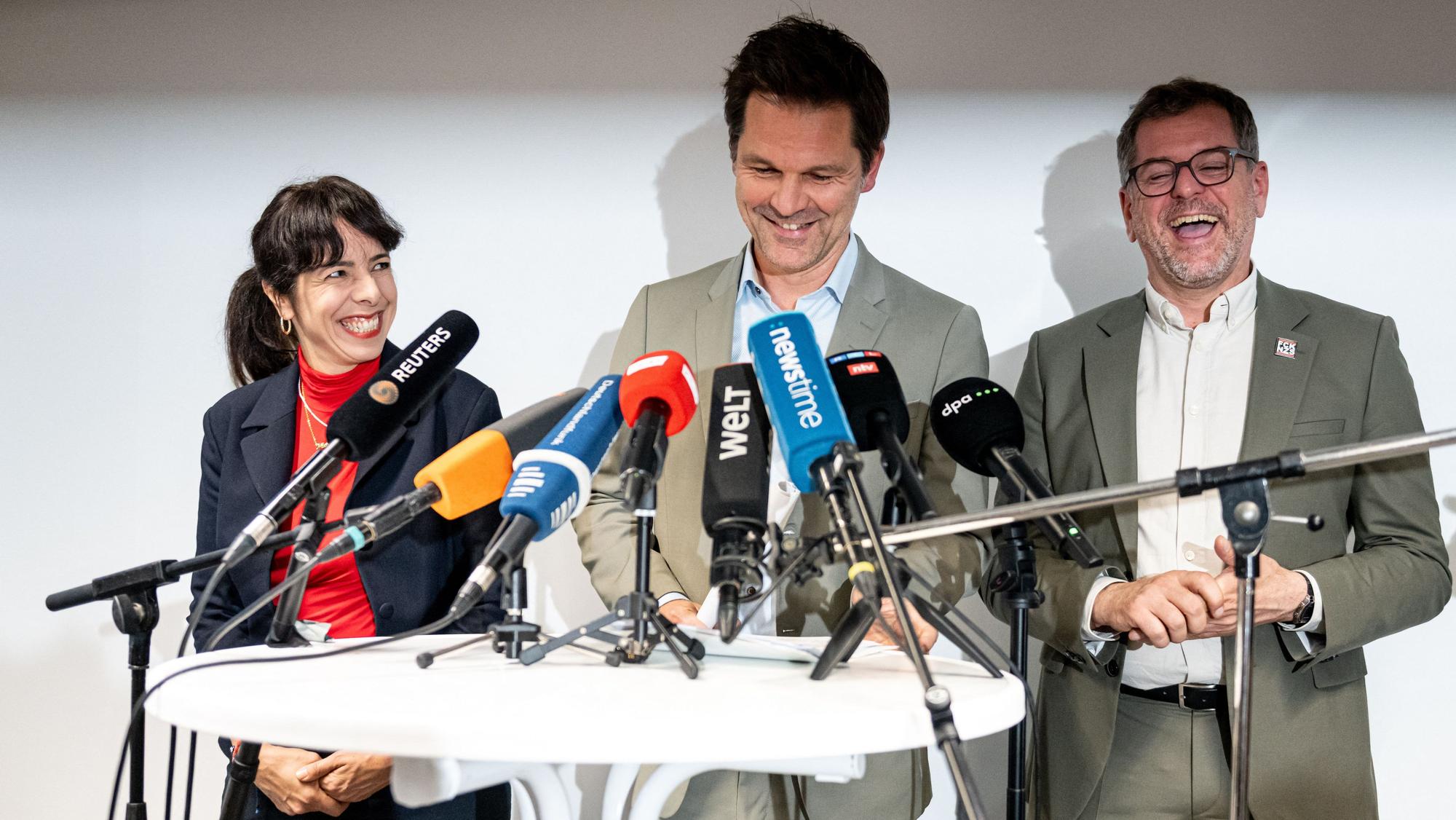 Steffen Krach (SPD, Mitte), Elif Eralp (Linke) und Werner Graf (Grüne) bei der Pressekonferenz zu den Sondierungsgesprächen in Berlin.
