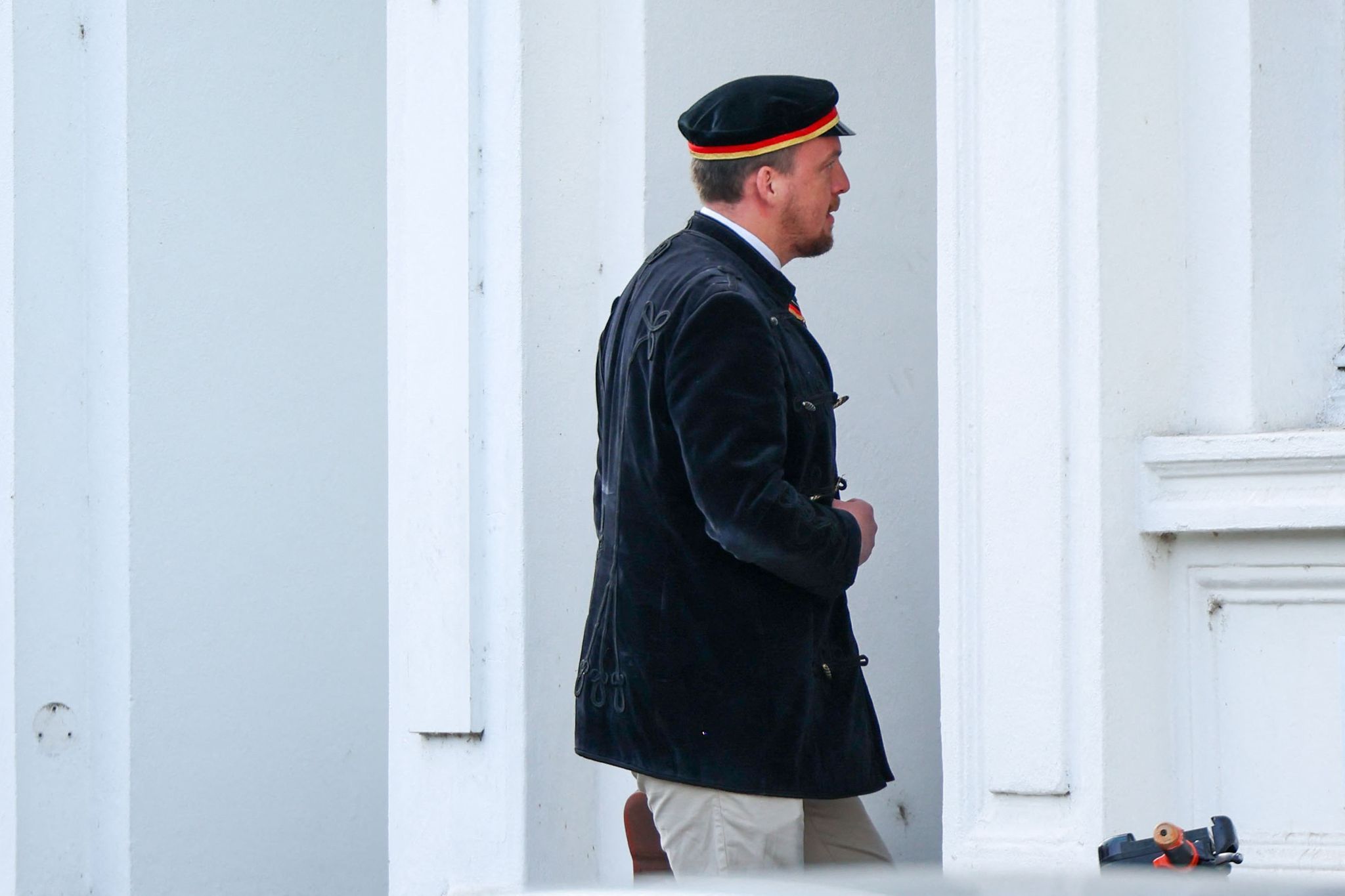 Der Kölner AfD-Funktionär Matthias Büschges betritt ein Verbindungshaus, in dem die Mensur stattfinden sollte.