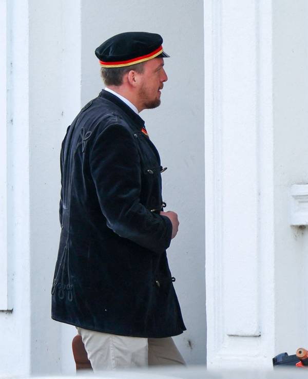 Der Kölner AfD-Funktionär Matthias Büschges betritt ein Verbindungshaus, in dem die Mensur stattfinden sollte.