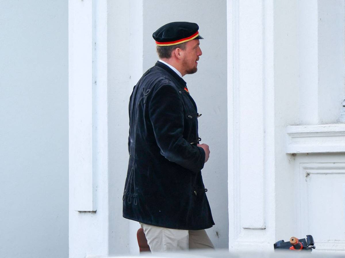 Der Kölner AfD-Funktionär Matthias Büschges betritt ein Verbindungshaus, in dem die Mensur stattfinden sollte.