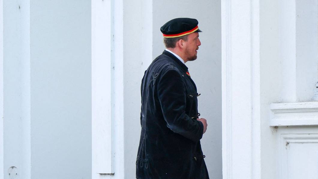Der Kölner AfD-Funktionär Matthias Büschges betritt ein Verbindungshaus, in dem die Mensur stattfinden sollte.