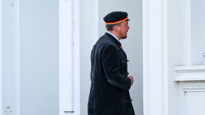 Der Kölner AfD-Funktionär Matthias Büschges betritt ein Verbindungshaus, in dem die Mensur stattfinden sollte.