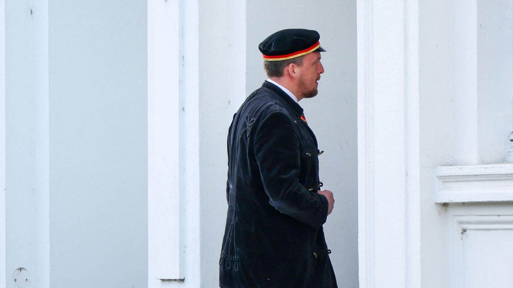 Der Kölner AfD-Funktionär Matthias Büschges betritt ein Verbindungshaus, in dem die Mensur stattfinden sollte.