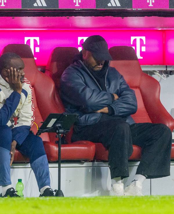 Vincent Kompany sitzt sichtlich angeschlagen auf der Trainerbank.