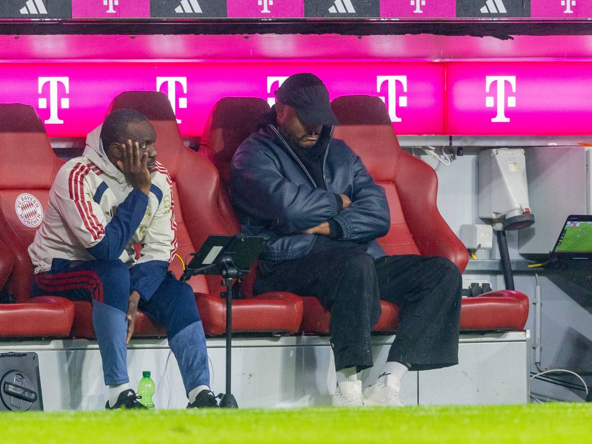 Vincent Kompany sitzt sichtlich angeschlagen auf der Trainerbank.
