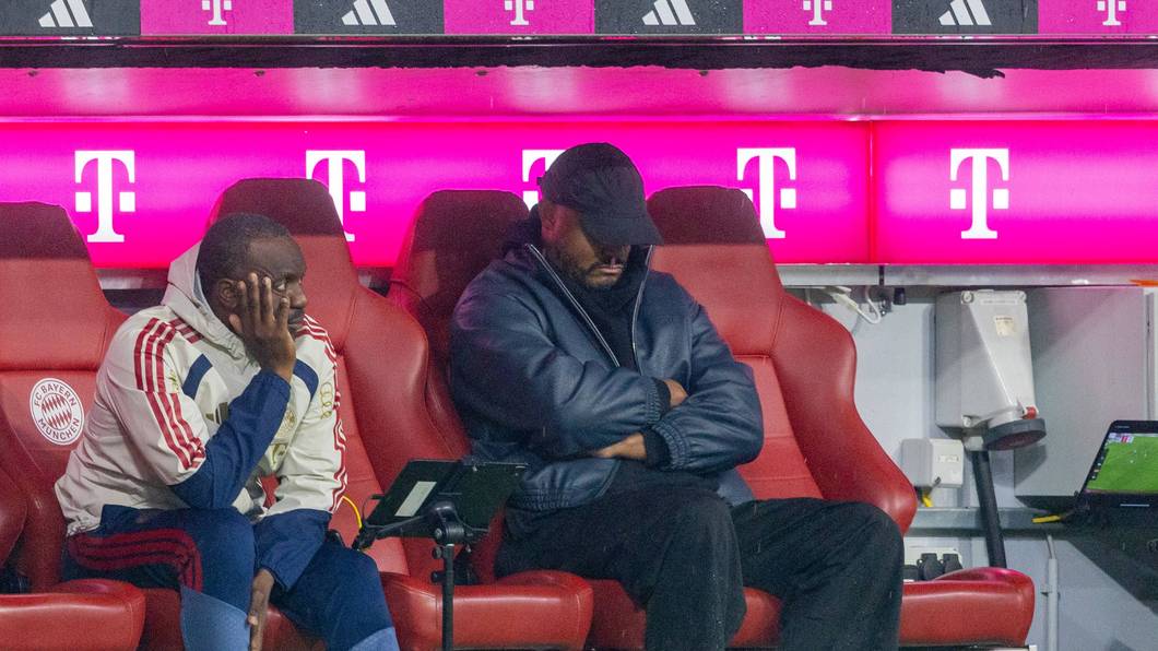 Vincent Kompany sitzt sichtlich angeschlagen auf der Trainerbank.