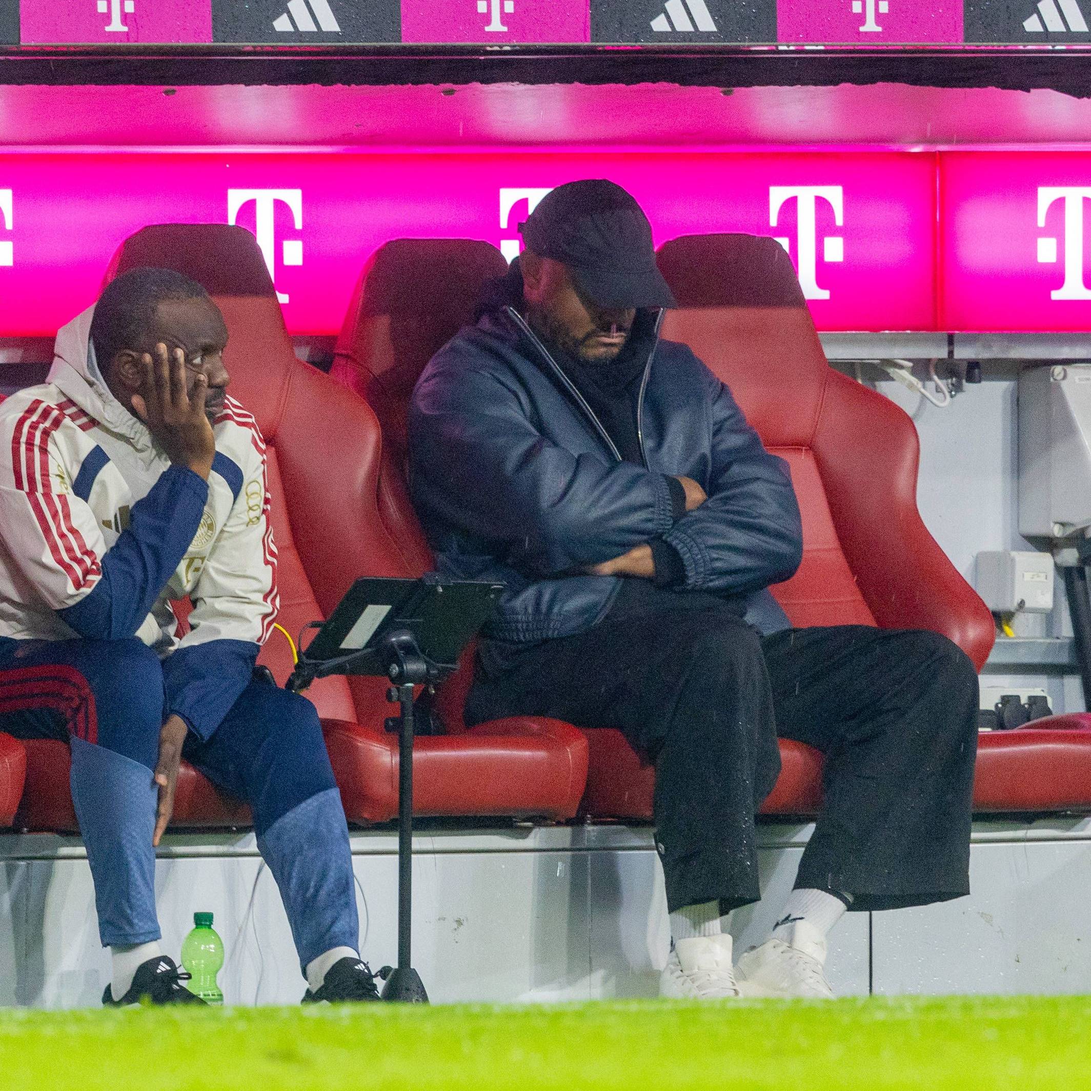 Vincent Kompany sitzt sichtlich angeschlagen auf der Trainerbank.
