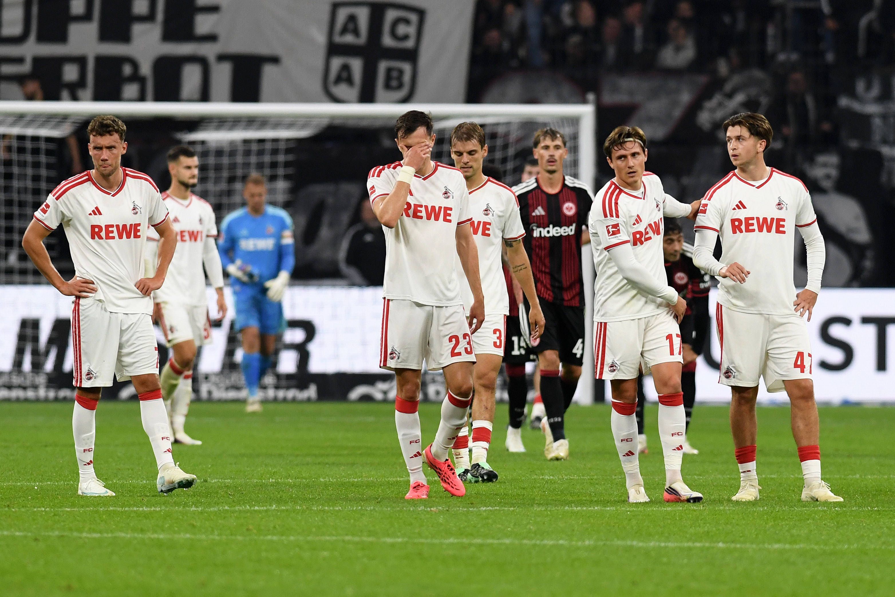 Die FC-Profis sind nach der Niederlage in Frankfurt enttäuscht.
