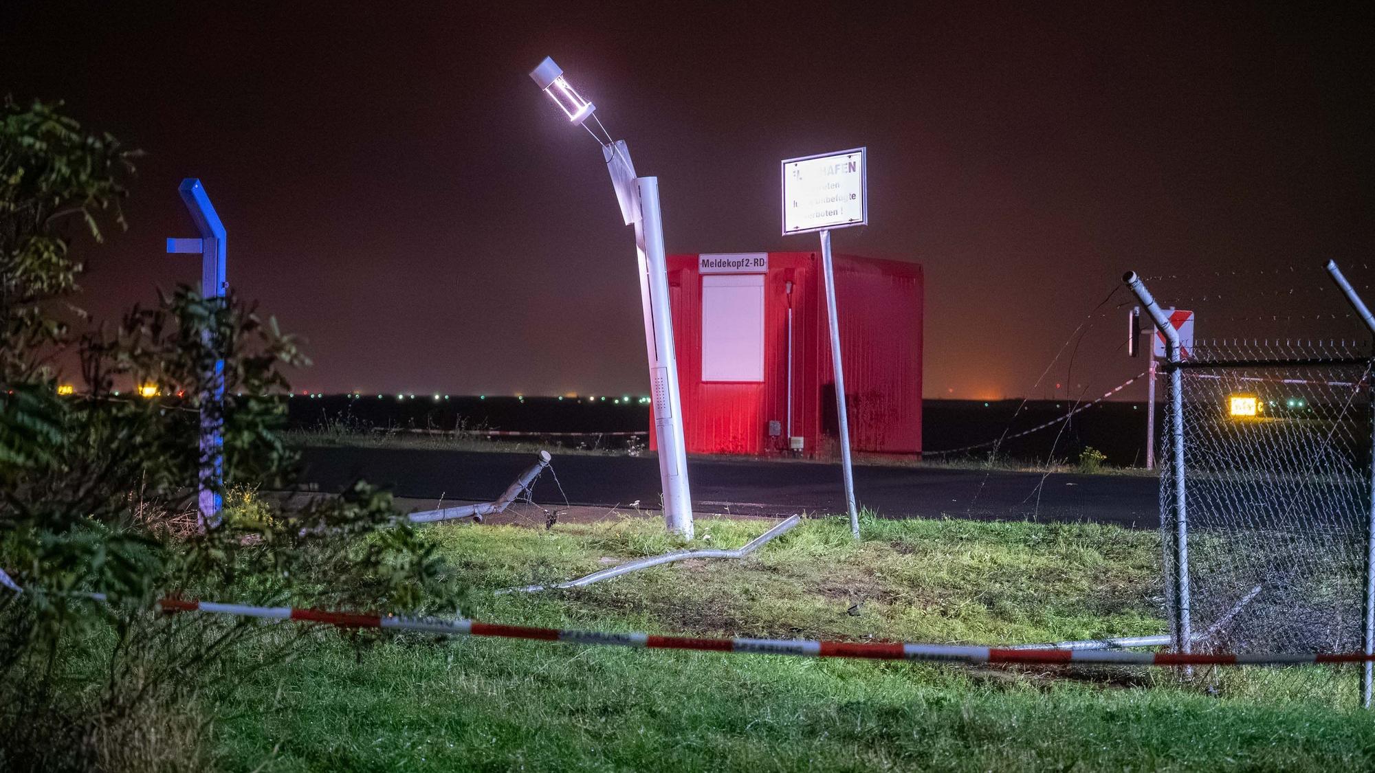Ein beschädigter Flughafenzaun am Flughafen Leipzig/Halle.