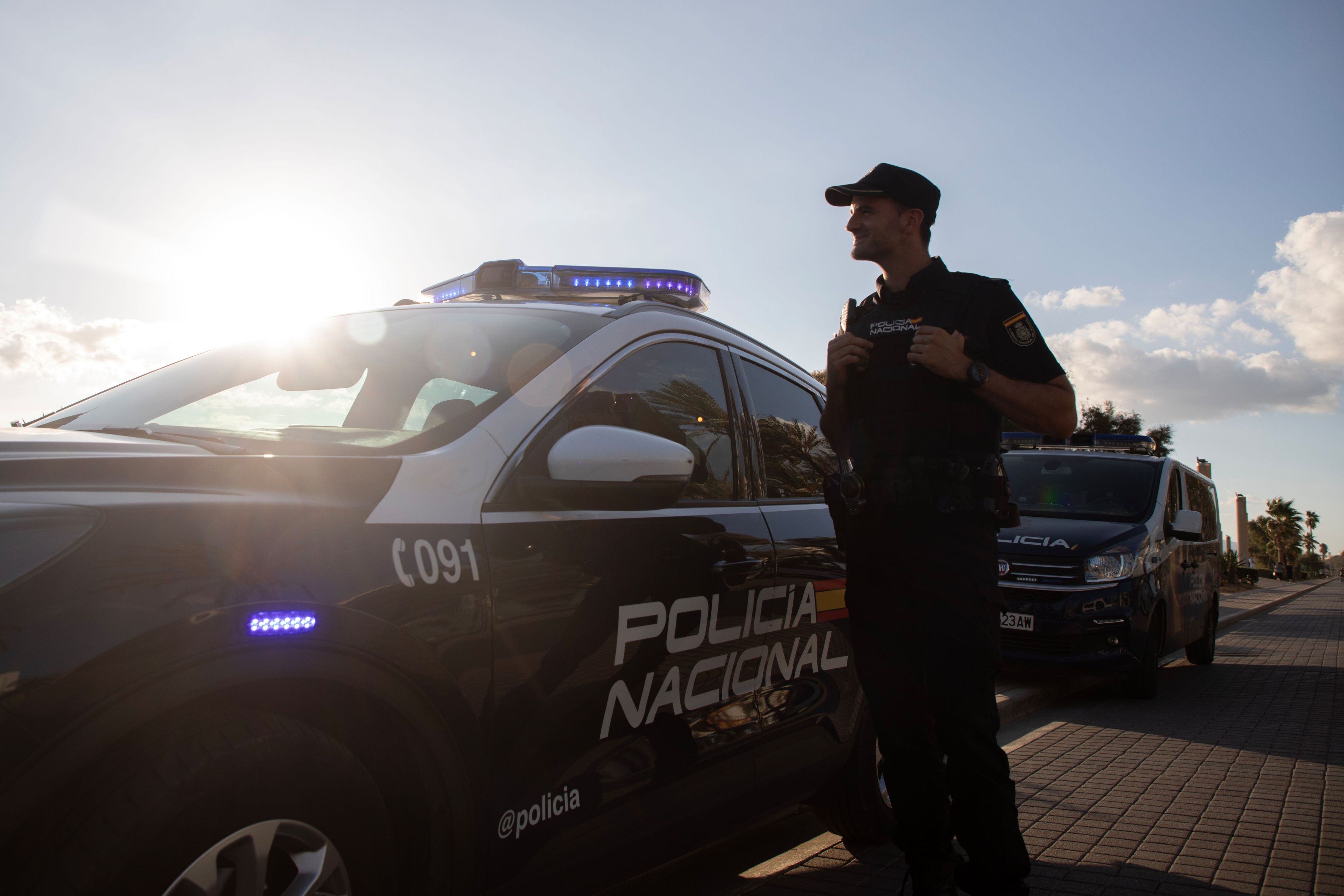 Ein Polizist der spanischen Policia Nacional patroulliert am Strand von El Arenal auf Mallorca. (Archivbild)