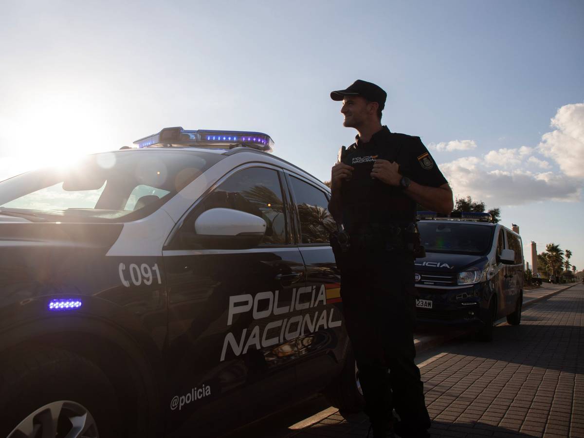 Ein Polizist der spanischen Policia Nacional patroulliert am Strand von El Arenal auf Mallorca. (Archivbild)